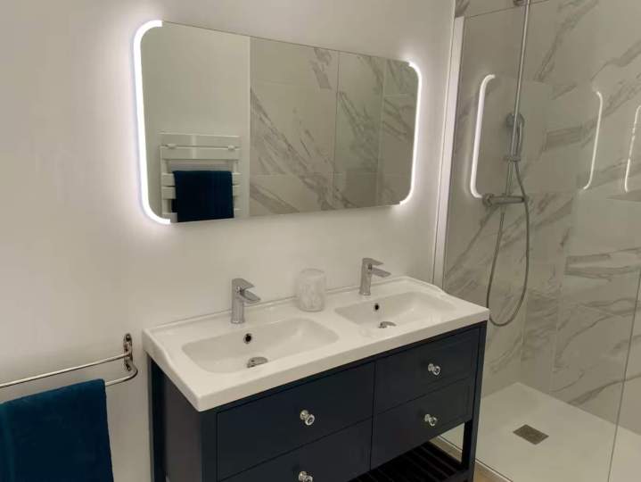 Salle de bain moderne et bien équipée, Ardèche