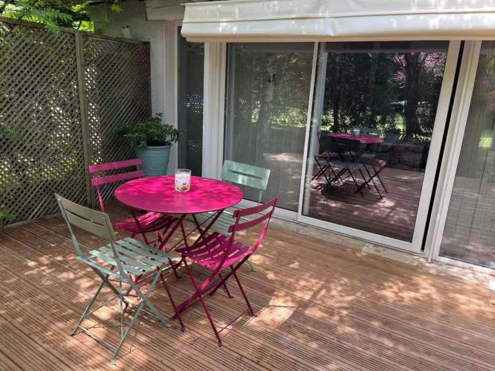 Terrasse en bois avec mobilier de jardin, Ardèche