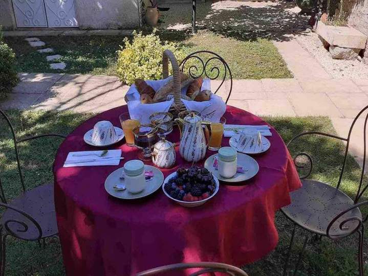 Table dressée pour un petit-déjeuner en extérieur, Ardèche 