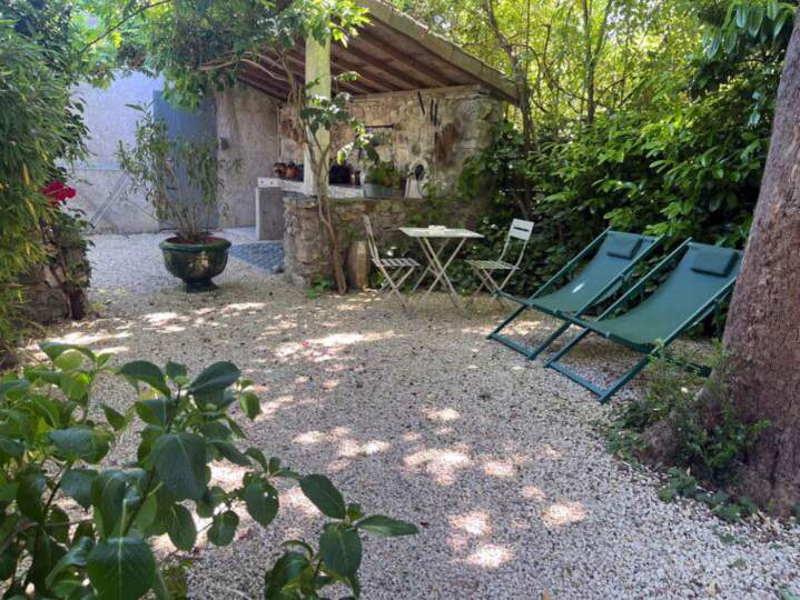 Coin de détente avec cuisine extérieure, Ardèche