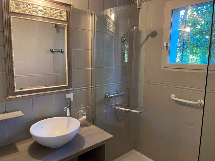 Salle de bains équipée d'une douche à l'italienne et d'un lavabo, Ardèche