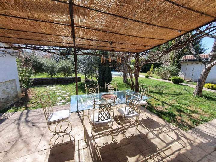 Terrasse ombragée pour un repas en plein air, Ardèche