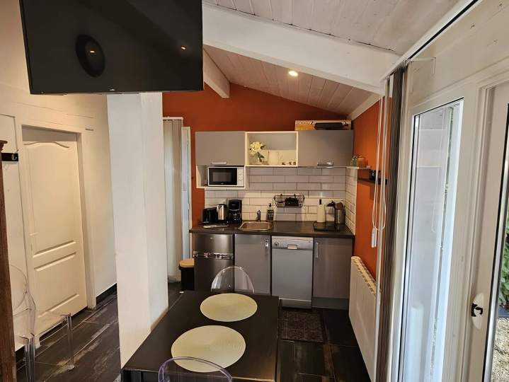 Cuisine équipée avec coin repas, Ardèche