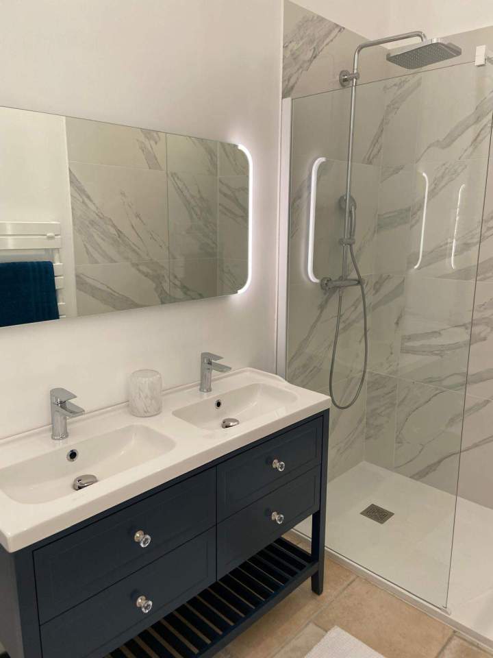 Salle de bains équipée d'une douche à l'italienne et d'un lavabo, Ardèche