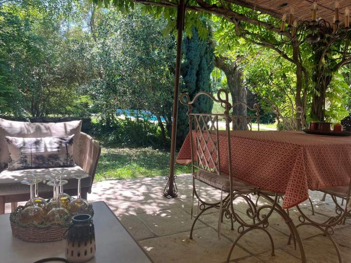 Terrasse couverte avec salon extérieur – Maison en Ardèche