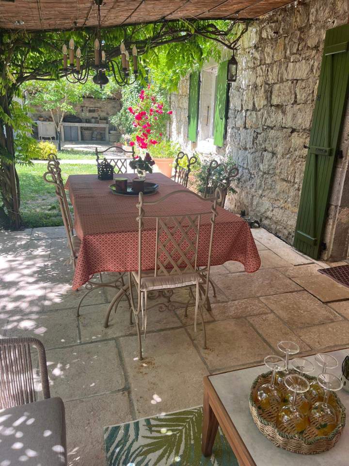 Espace repas sous pergola – Maison de vacances en Ardèche