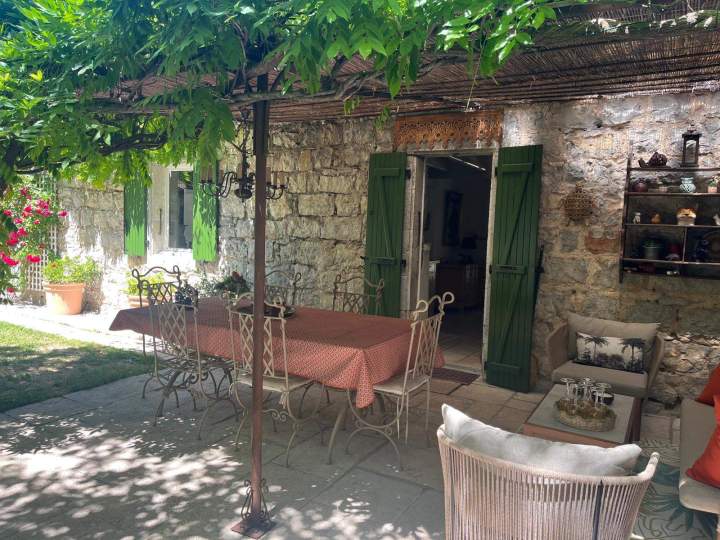 Salon de jardin ombragé – Location saisonnière en Ardèche