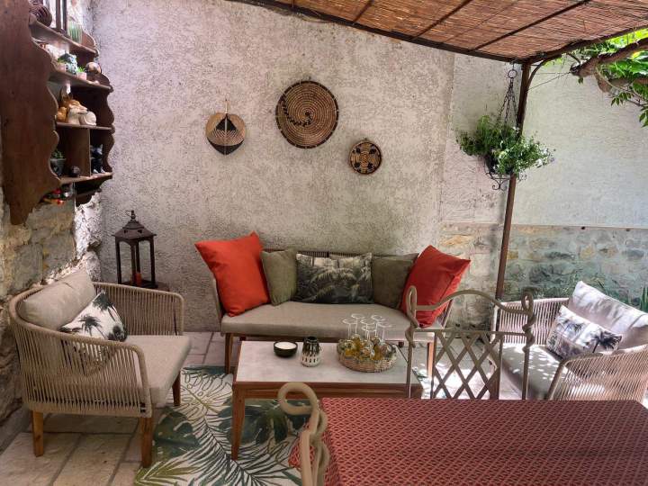 Terrasse couverte avec salon extérieur – Maison en Ardèche