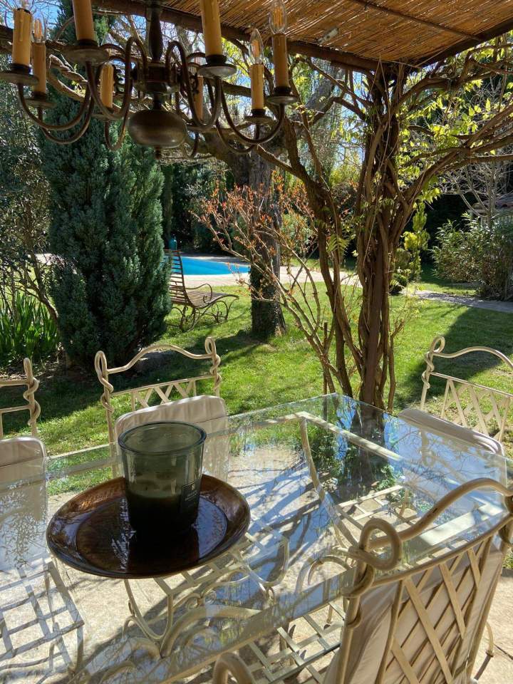 Terrasse ombragée de la maison en location en Ardèche