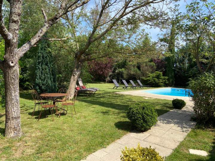 Grand jardin arboré avec piscine – Location maison en Ardèche