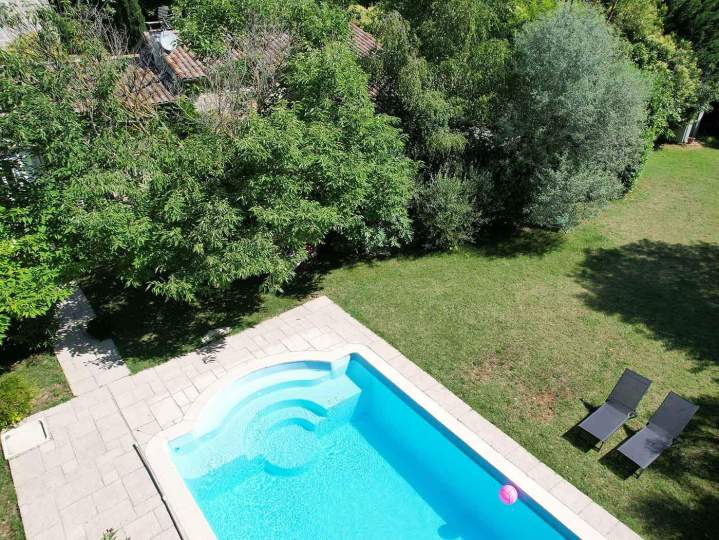 Piscine enterrée dans un jardin, Ardèche