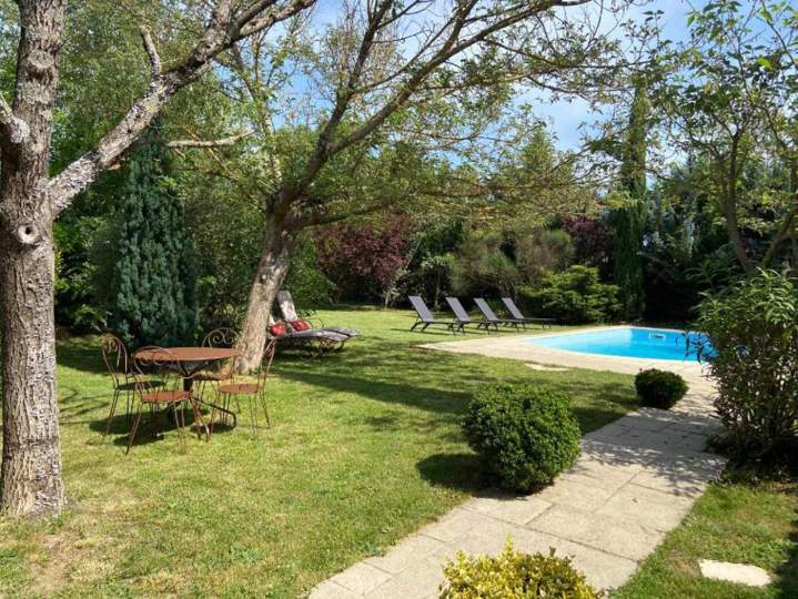 Jardin de gîte avec piscine, Ardèche